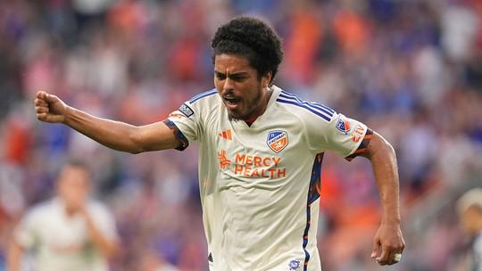 Cincinnati supera Monterrey com brilho de ex Vasco