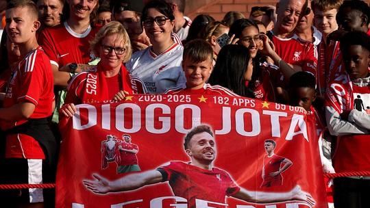 Anfield reverencia Jota em estreia do Liverpool