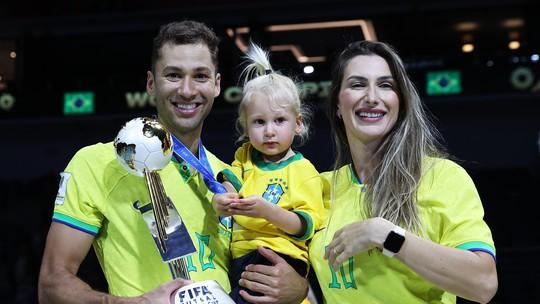 Filho impulsiona carreira de astro do futsal