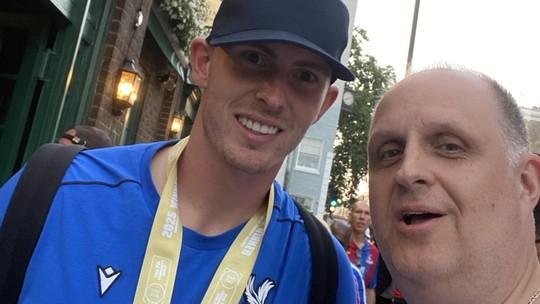 Goleiro do Crystal Palace celebra título com fãs e esbanja em bar