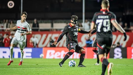 São Paulo vence Vitória e respira no Brasileirão