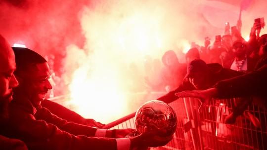 Dembélé oferece Bola de Ouro imaginária a fãs do PSG