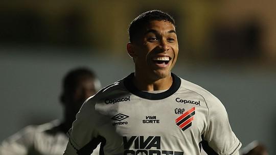 Julimar supera lesão e drama familiar para brilhar no Athletico