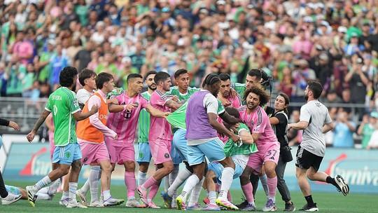 Suárez se retrata após incidente em campo