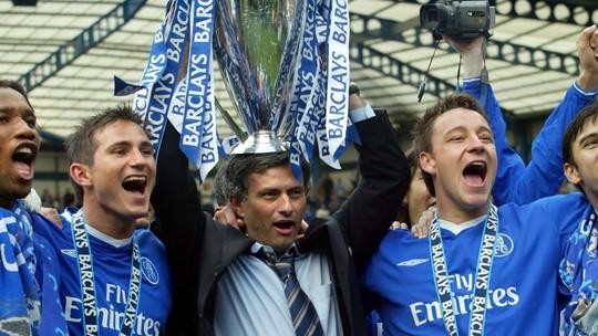 Mourinho veste vermelho e enfrenta o Chelsea