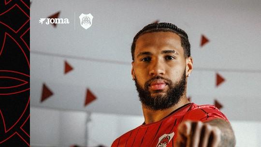 Wesley veste a camisa do Al Rayyan