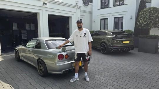 Goleiro do Chelsea desfila coleção milionária de carros