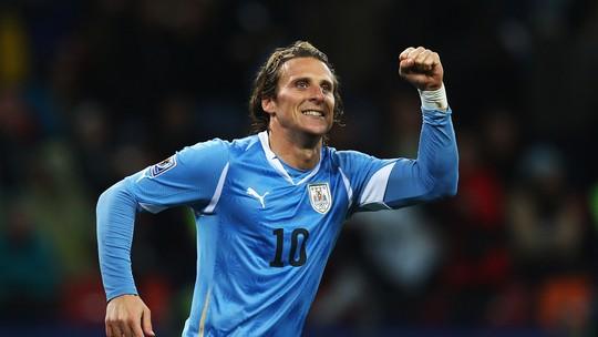 Forlán fratura costelas em partida festiva