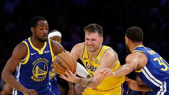 Warriors vencem Lakers com show de Curry