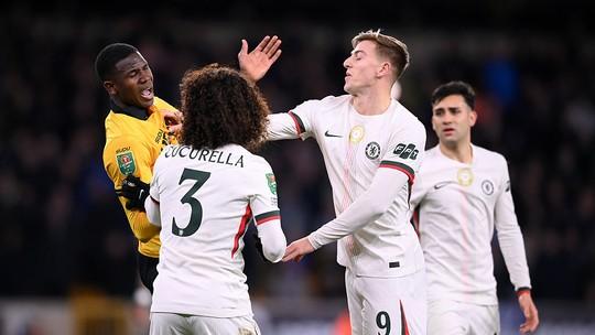 Chelsea: Atacante expulso gera críticas do técnico