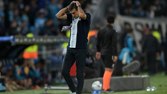 Racing cai, técnico lamenta e assume culpa