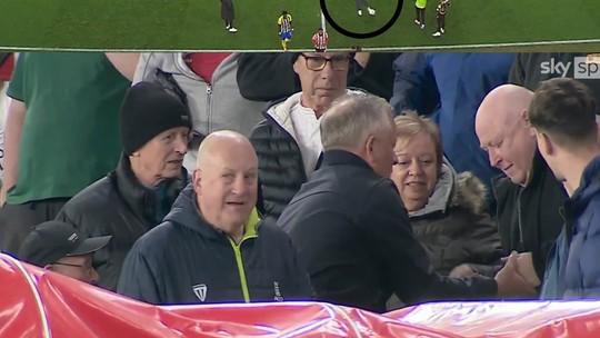 Técnico se irrita e atira bola na torcida na Inglaterra