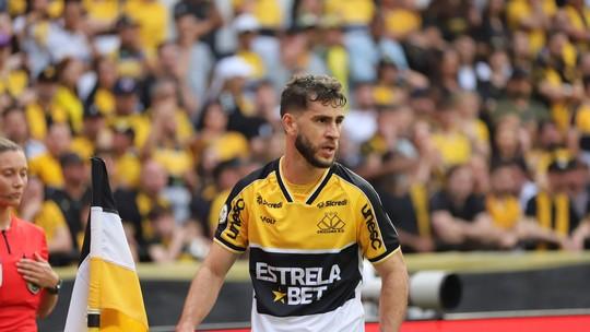 Fellipe Mateus celebra marca histórica no Criciúma