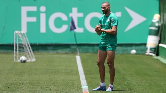 Weverton volta aos treinos no Palmeiras com cautela