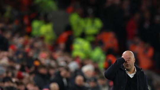 Arne Slot sob pressão: futuro no Liverpool incerto