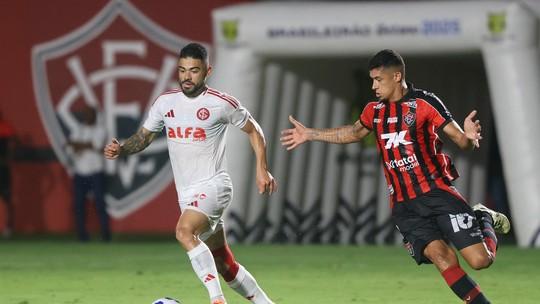 Vitória bate Inter e respira no Brasileirão