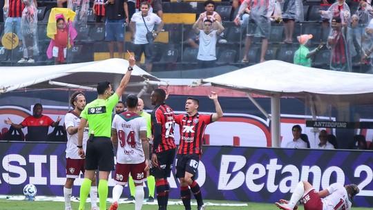 Vitória domina ranking de faltas e cartões no Brasileirão