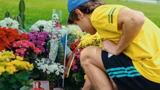 Antonelli presta homenagem a Senna em São Paulo