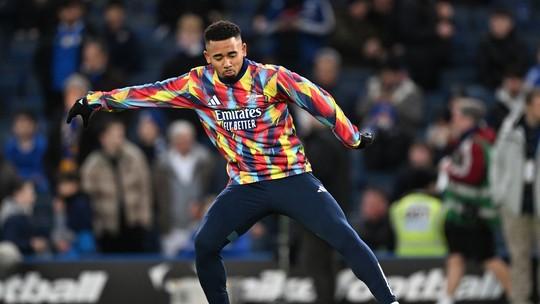 Gabriel Jesus retorna aos gramados após lesão