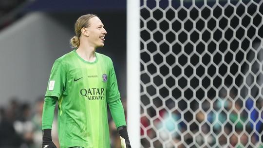 Safonov surpreendeu fãs de futebol antes de se juntar ao time parisiense