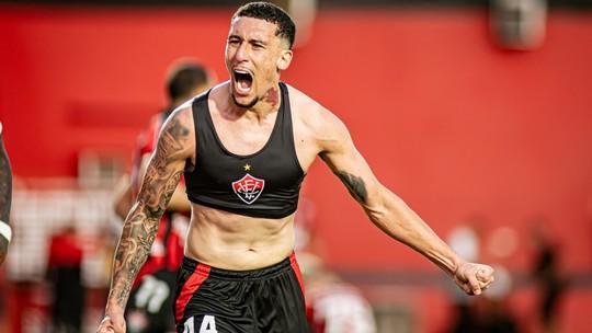 Vitória acerta compra de meia atacante