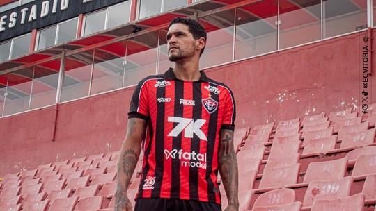 Riccieli se apresenta no Vitória após retorno ao futebol brasileiro