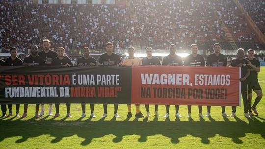 Vitoria Presta Homenagem a Wagner Moura Antes de Clasico Baiano
