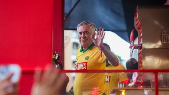 Ancelotti se diverte no carnaval baiano