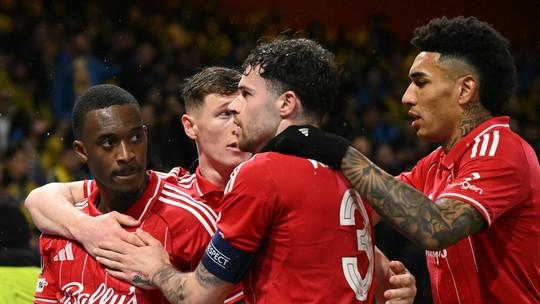 Nottingham Forest supera Fenerbahçe com ajuda de jogadores brasileiros na Liga Europa