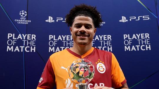 Sara comemora prêmio de melhor jogador após jogo histórico