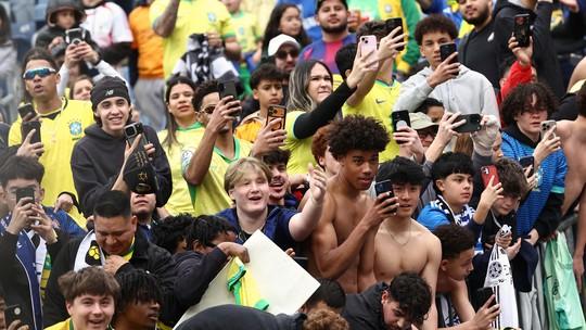 Fãs brasileiros protestam com cobrando presença de Neymar