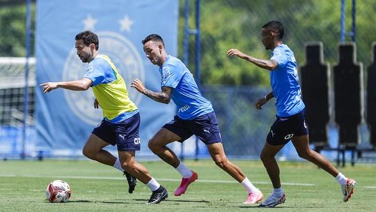 Everton Ribeiro e Gilberto integram atividade de treinamento do time
