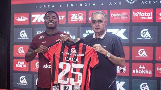 Zagueiro Cacá é apresentado no Vitória