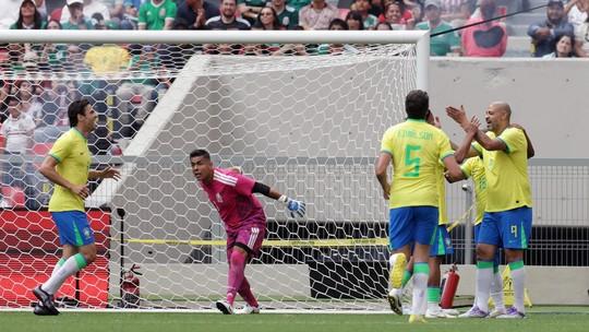 Kaká e Adriano brilham em derrota do Brasil Legends para o México