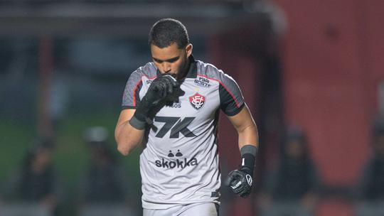 Lucas Arcanjo sente lesão durante jogo do Vitória