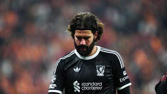 Lesão de Alisson pode afetar calendário do Liverpool até abril