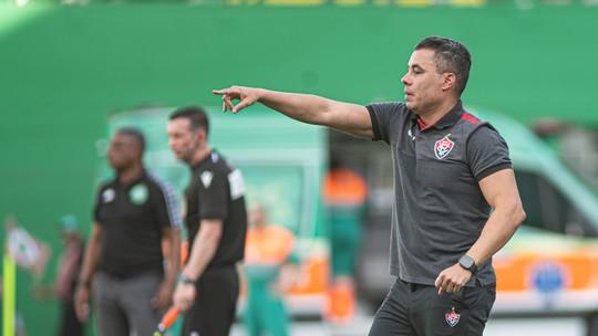 Treinador explica escolhas táticas em partida